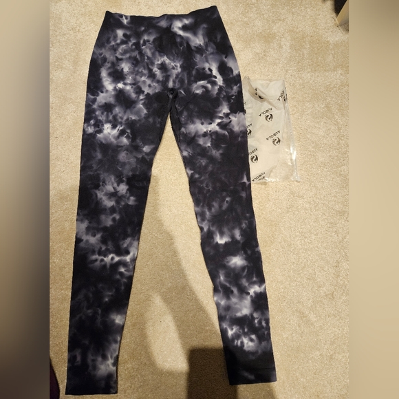 SOLD Aurola Dream Tie Die - Picture 1 of 6